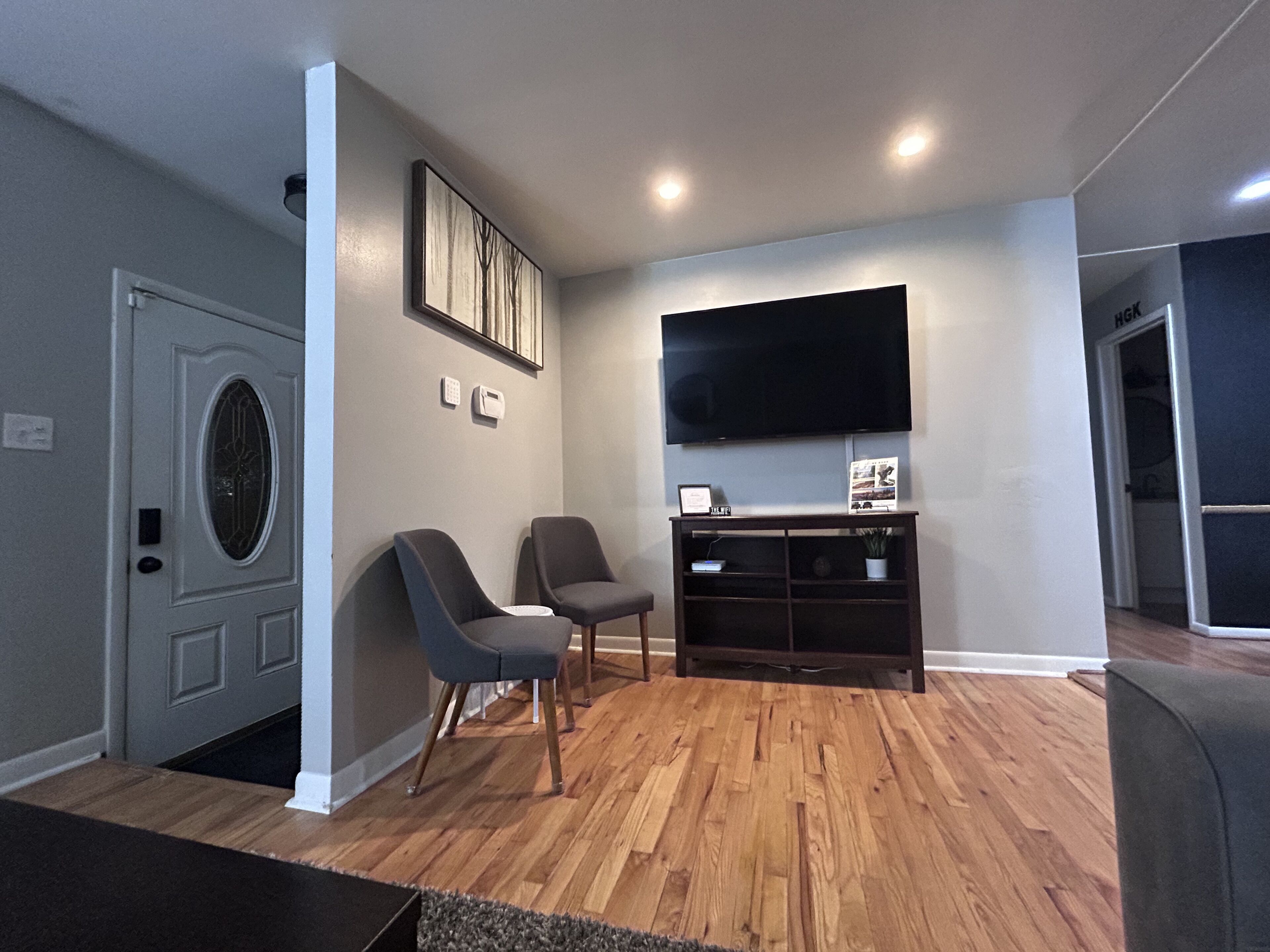 Detroit Global Getaway - Renovated 3BR House Near Airport - Minutes from Detroit