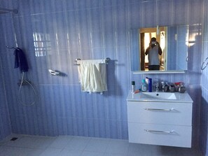 Shower, hair dryer, bidet, towels - Beautiful modern villa in Avepozo, Lomé  (Lomé)