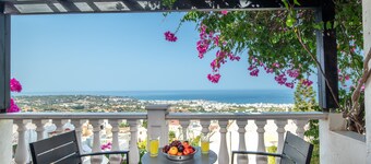 Apartment - Sleeps 10 - Parking - Garden - Pool