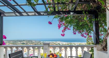 Apartment - Sleeps 10 - Parking - Garden - Pool