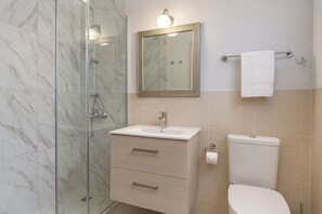 Combined shower/tub, deep soaking tub, hair dryer, towels