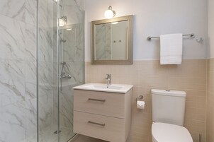 Ducha y bañera combinadas, bañera profunda, secador de pelo y toallas