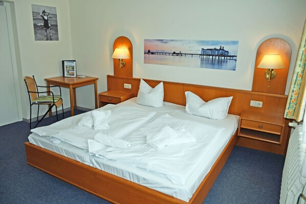 1 bedroom, desk, travel cot, WiFi