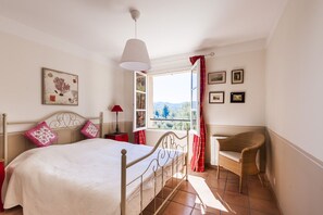 4 habitaciones, escritorio y tabla de planchar con plancha 