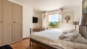 4 chambres, bureau, fer et planche Ă repasser, lit parapluie