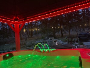 Outdoor spa tub - Hummingbird Paradise in Pocono, hot tub,sauna,close to vineyards and ski resort (Stroudsburg)