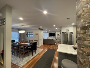 Dining - Hummingbird Paradise in Pocono, hot tub,sauna,close to vineyards and ski resort (Stroudsburg)