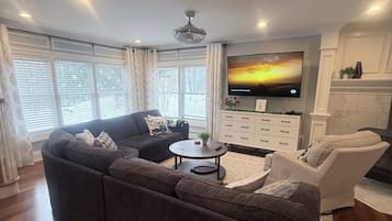 Smart-TV, Kamin, Videospiele, DVD-Player