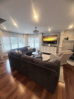 Smart TV, fireplace, video games, DVD player - Luxury Pocono Escape - Hot Tub -Sauna -Fire Pit - Sleep 8 (Stroudsburg)