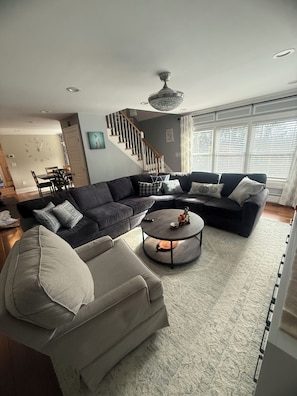 Een smart-tv, een open haard, videogames en een dvd-speler