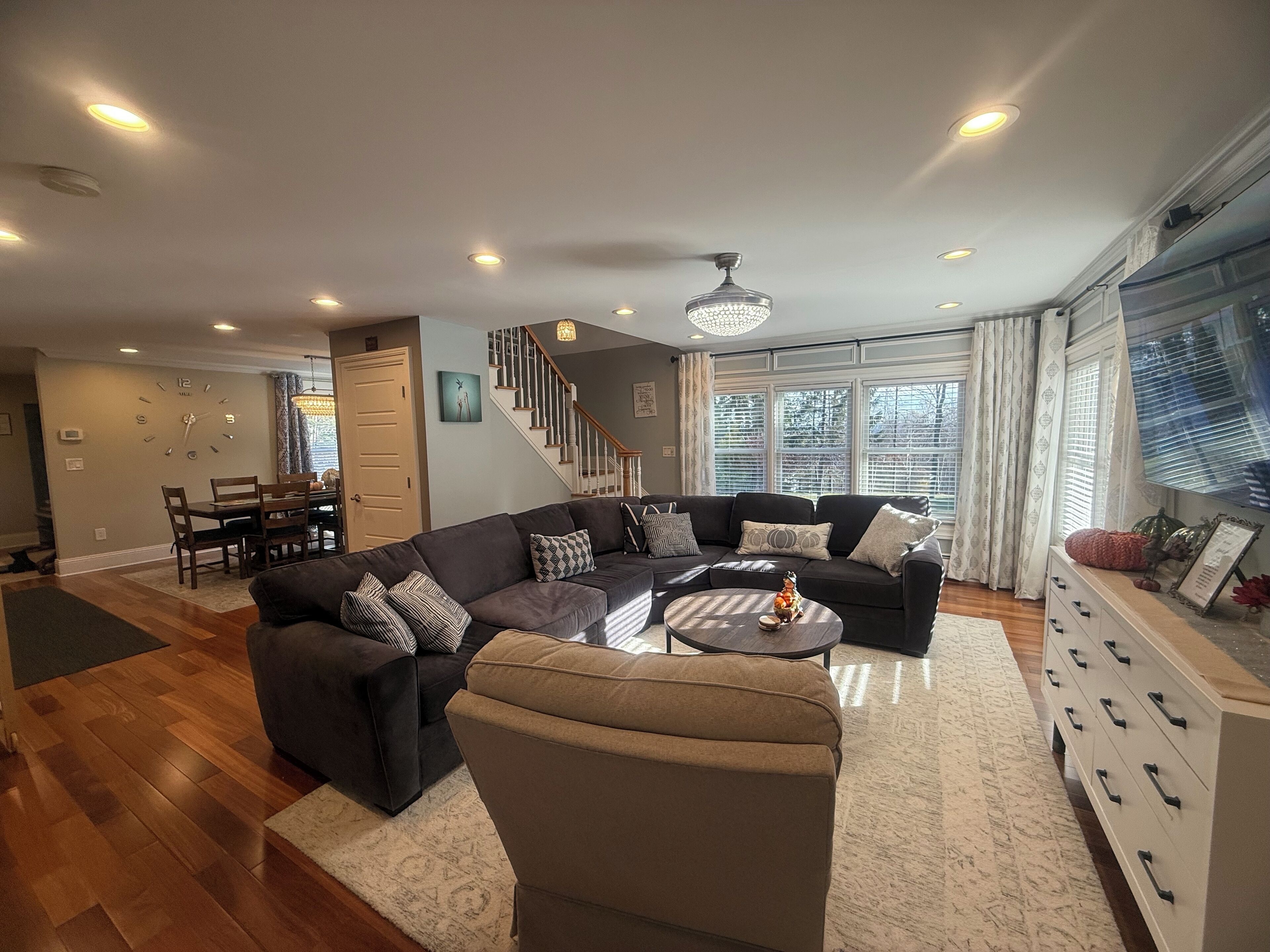 Smart-TV, Kamin, Videospiele, DVD-Player