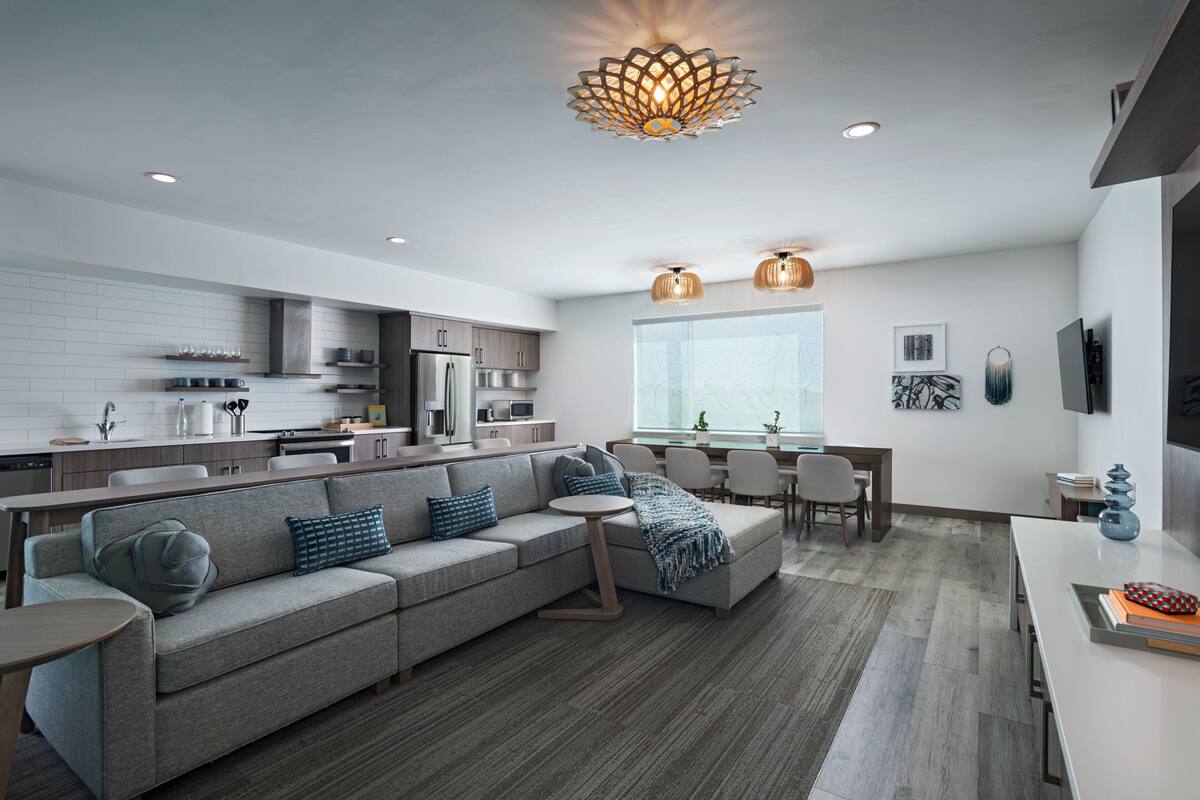 Studio, 4 Bedrooms, Non Smoking, Courtyard View | Living room | 55-inch LED TV with digital channels