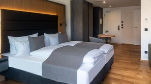 Studio L | Cofres nos quartos, escrivaninha, espaço de trabalho para notebook