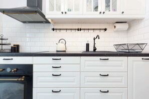 Fridge, oven, stovetop, dishwasher