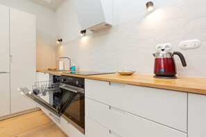 Fridge, oven, stovetop, dishwasher