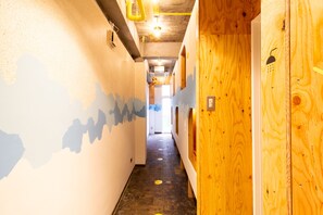 遮光窗帘、免费 WiFi、床单