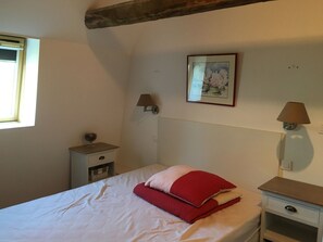 2 habitaciones, escritorio, tabla de planchar con plancha y wifi gratis 