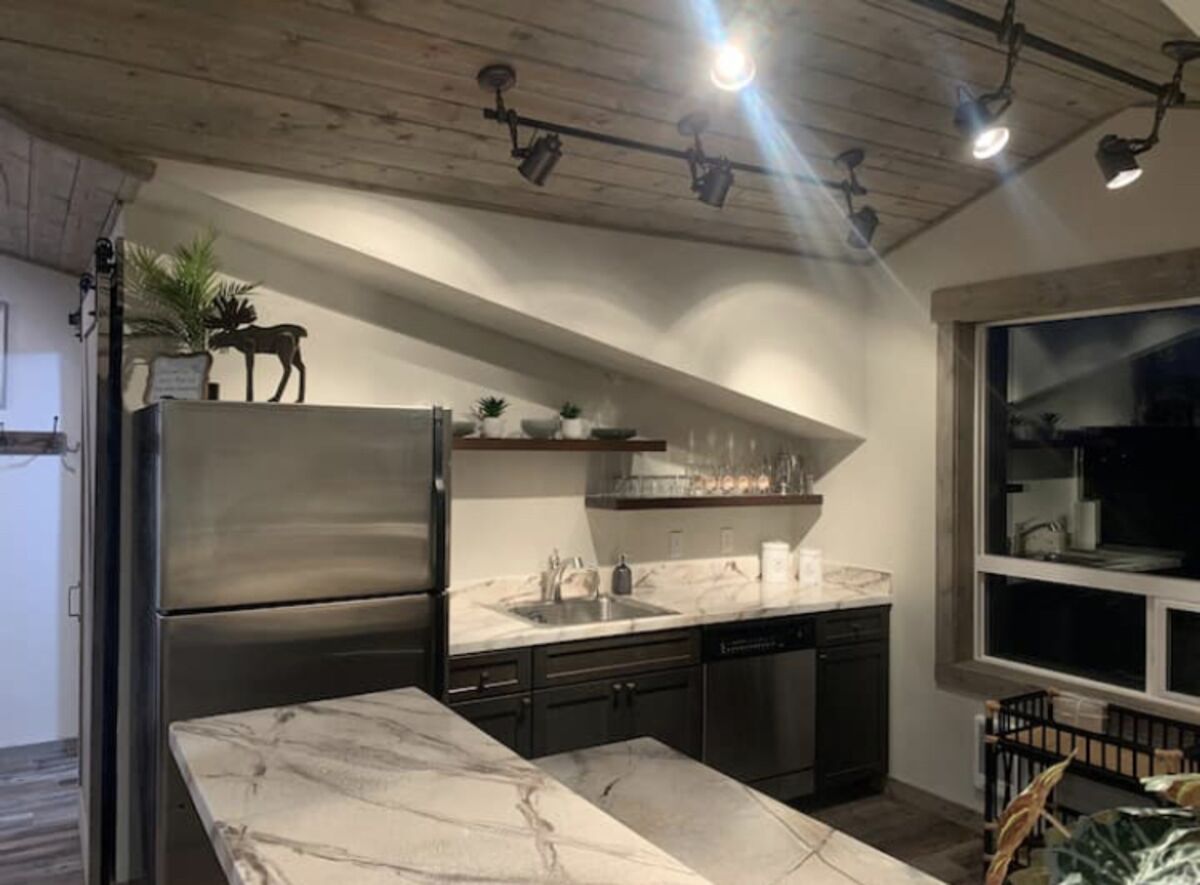 Réfrigérateur, micro-ondes, four, plaque de cuisson