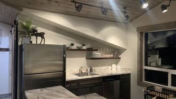 Réfrigérateur, micro-ondes, four, plaque de cuisson