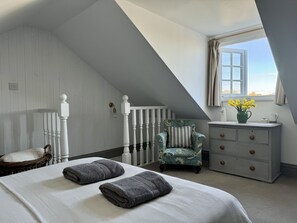 3 bedrooms, desk, iron/ironing board, WiFi