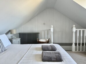 3 bedrooms, desk, iron/ironing board, WiFi
