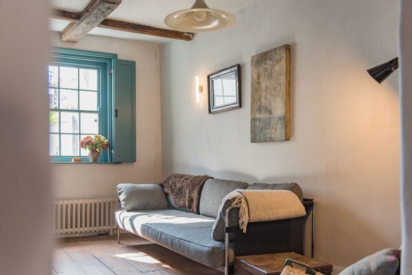 Smart TV - Simply gorgeous cottage in the conservation area of Deal, sleeping 6 guests, seconds from the beach (Deal)