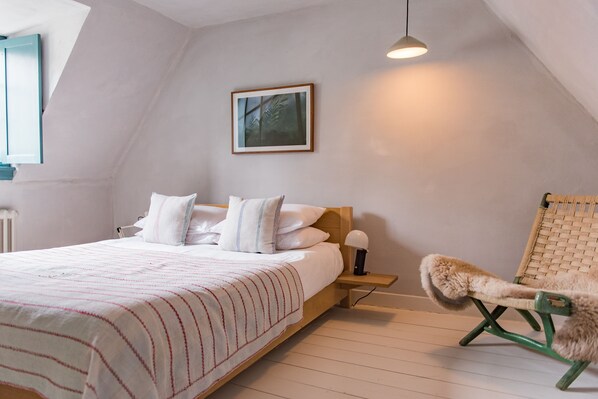 3 bedrooms, desk, iron/ironing board, WiFi