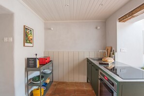 Fridge, oven, stovetop, dishwasher - Simply gorgeous cottage in the conservation area of Deal, sleeping 6 guests, seconds from the beach (Deal)