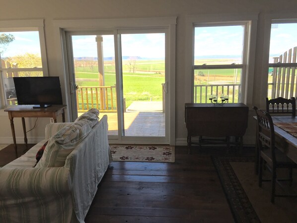 Smart TV, books, stereo