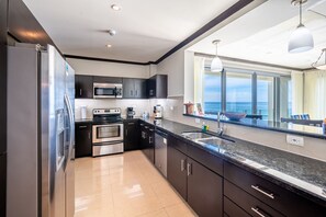 Fridge, microwave, oven, stovetop - Beautiful Ocean Front, 6th Floor Condo-DiamonteDelSol (Playa Jaco)