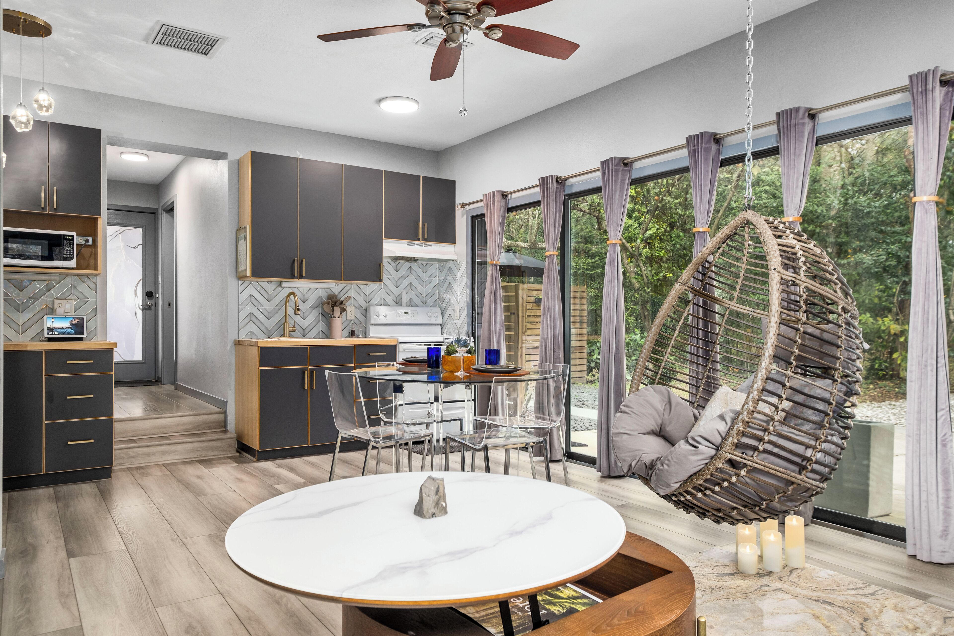 Jääkaappi, mikroaaltouuni, uuni, liesi