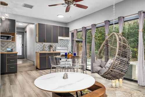 Private Luxury King Guest House - 4 min from UF stadium