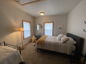 3 bedrooms, desk, iron/ironing board, WiFi - Fresh Modern Country Farmhouse! (McAllister)