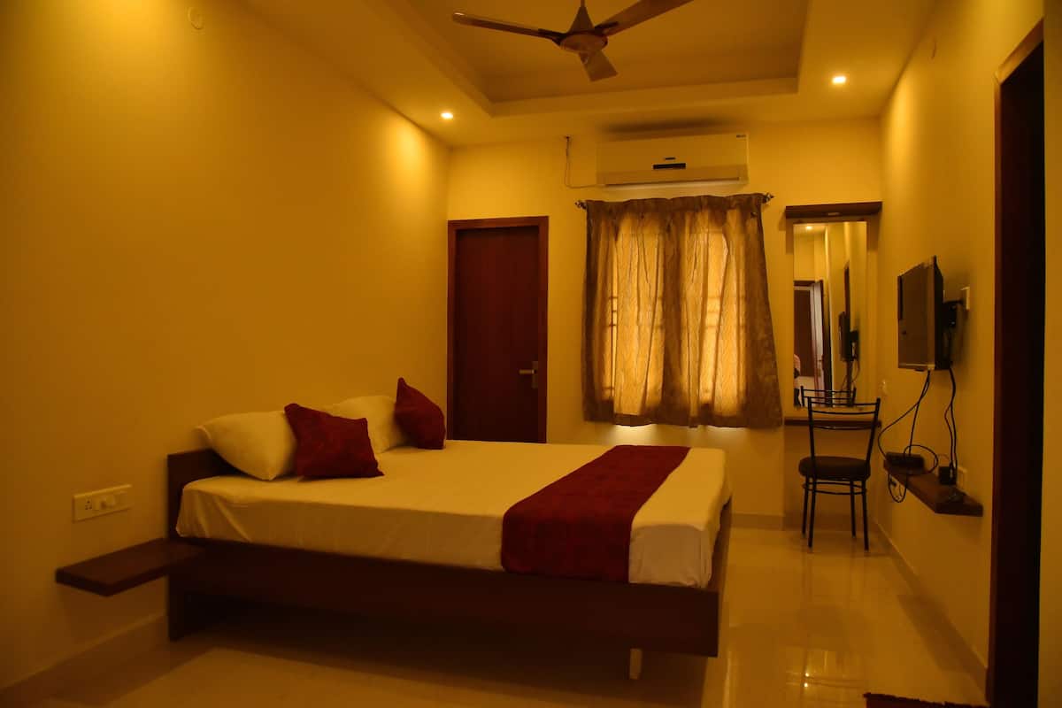 Kamar Deluks (AC) | 3 kamar tidur, seprai premium, meja kerja, dan seprai linen