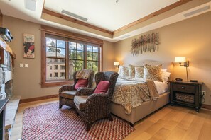 Tabla de planchar con plancha, wifi gratis y ropa de cama