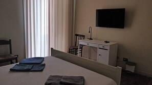 3 bedrooms, desk, iron/ironing board, free WiFi - Historic center of Catana 450m from cathedral square, stores and market 200m away (Catania)