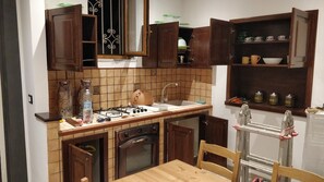 Fridge, oven, stovetop, coffee/tea maker - Historic center of Catana 450m from cathedral square, stores and market 200m away (Catania)