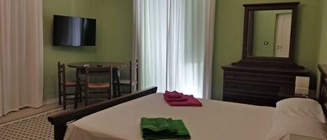 3 quartos, escrivaninha, ferros/tábuas de passar roupa