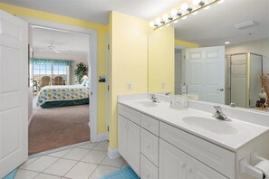 3 bedrooms, iron/ironing board - Bayfront 3 bed condo with pool, walk to beach! (Ocean City)