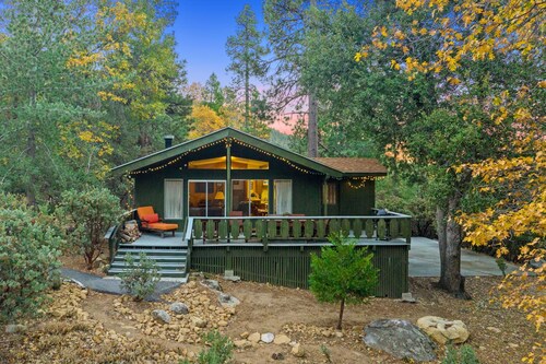 Tahquitz Chalet: Pet Friendly, Retro Chic Cabin with Lily Rock Views