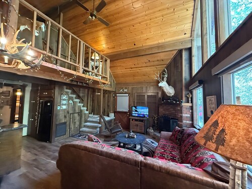 Forrest Ridge Chalet: | Dog Run • Huge Deck • Fireplace • Forest Views