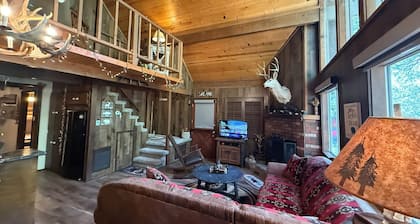 Forrest Ridge Chalet: | Dog Run • Huge Deck • Fireplace • Forest Views