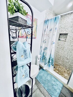 Dusche, Haartrockner, Handtücher, Seife
