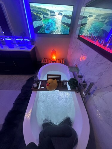 Beautiful Pool Home  & SPA -w/Private Movie Theater!Your Home Away from Home