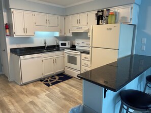 Geladeira, micro-ondas, cooktop, lava-louças