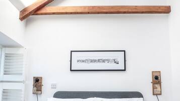 3 bedrooms, desk, iron/ironing board, travel cot