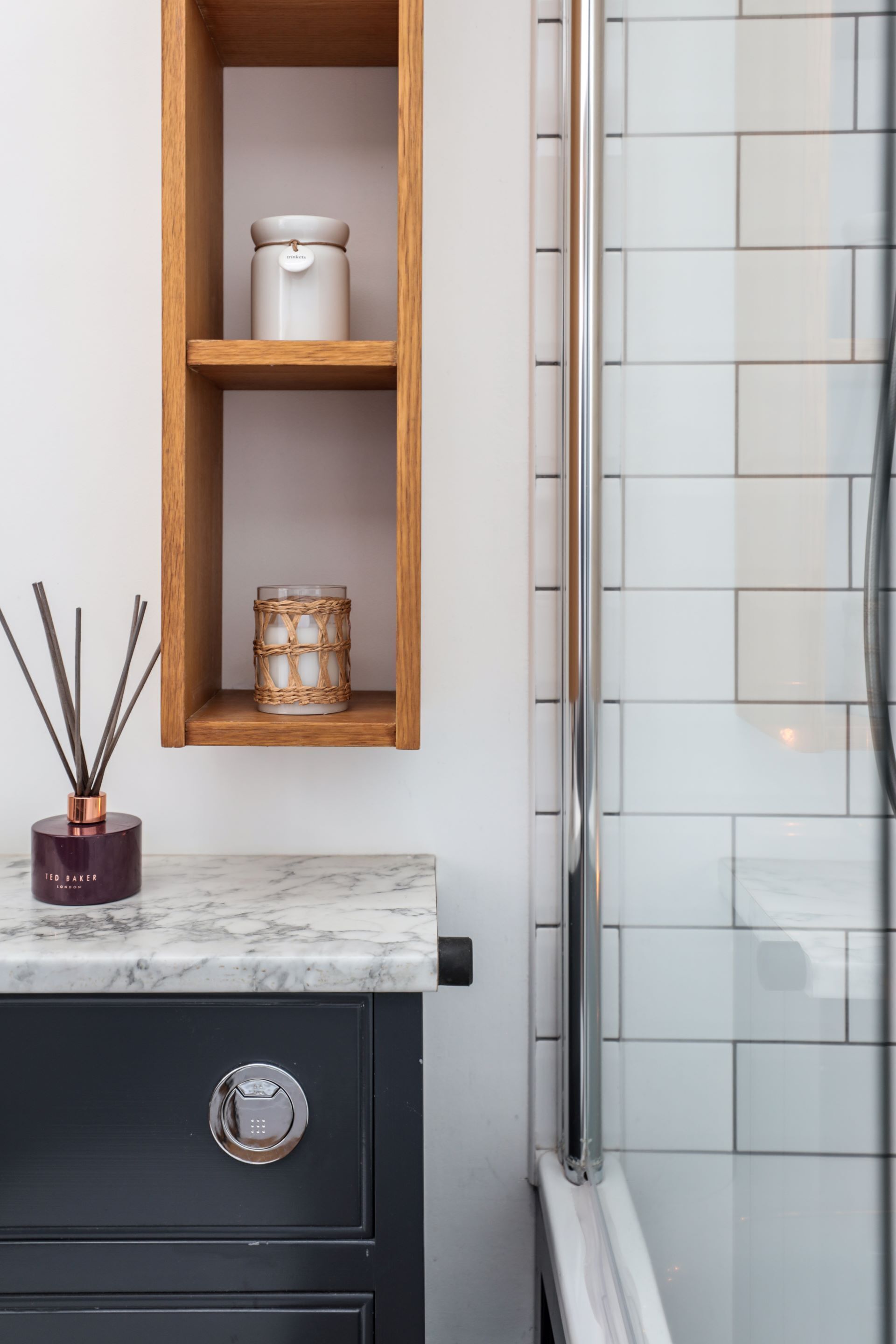 Combined shower/bathtub, hair dryer, towels