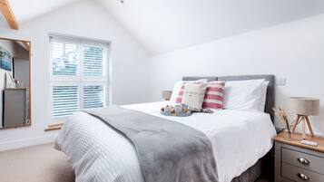 3 bedrooms, desk, iron/ironing board, travel cot