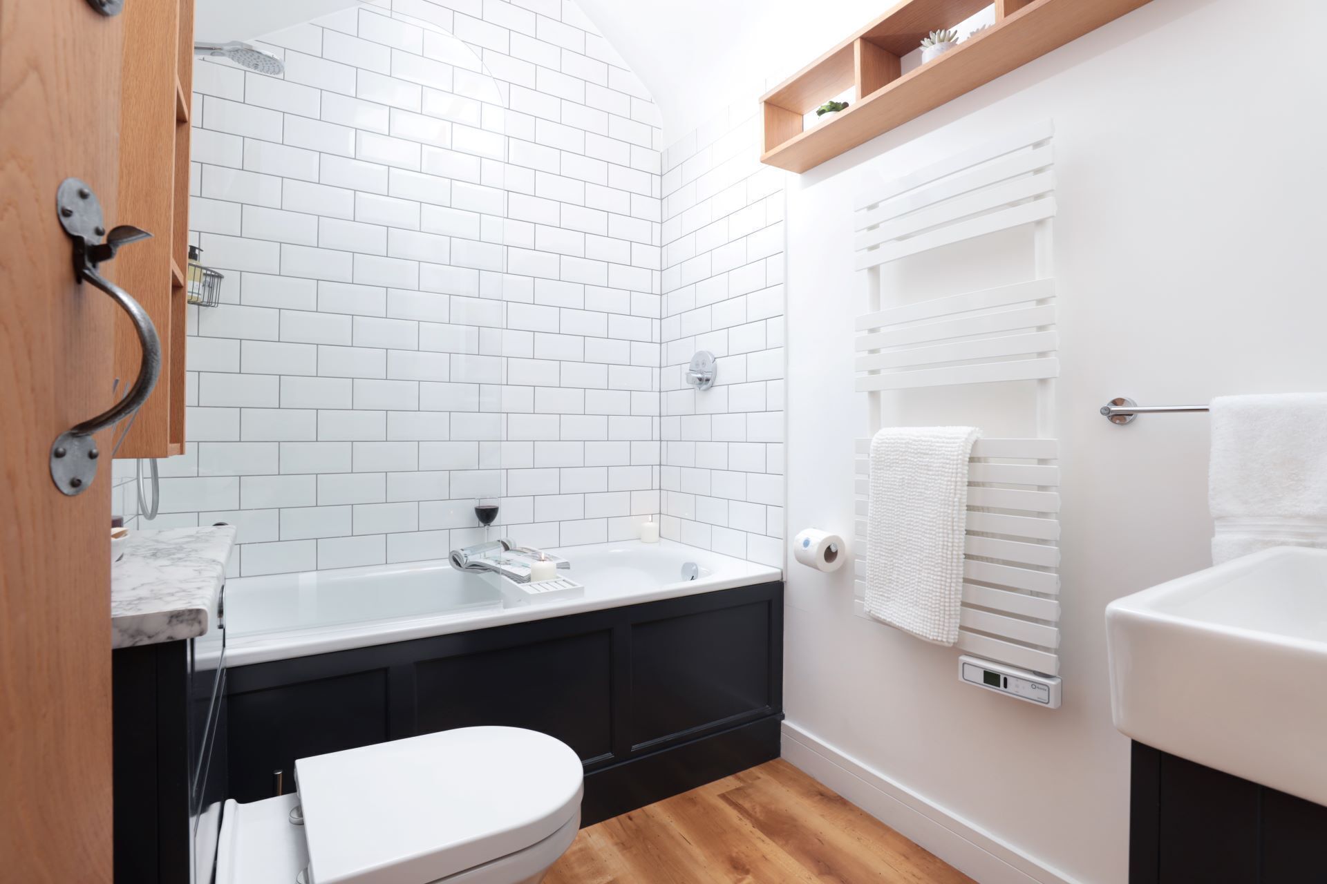 Combined shower/bathtub, hair dryer, towels