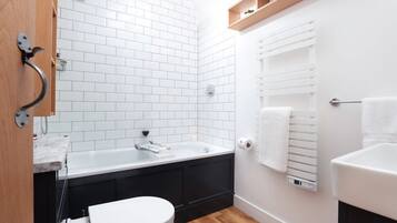 Combined shower/bathtub, hair dryer, towels